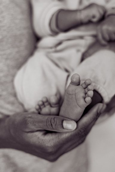 Shooting photo d'une famille joyeuse
Petits pieds immortalisés 2 semaines après la naissance 💕