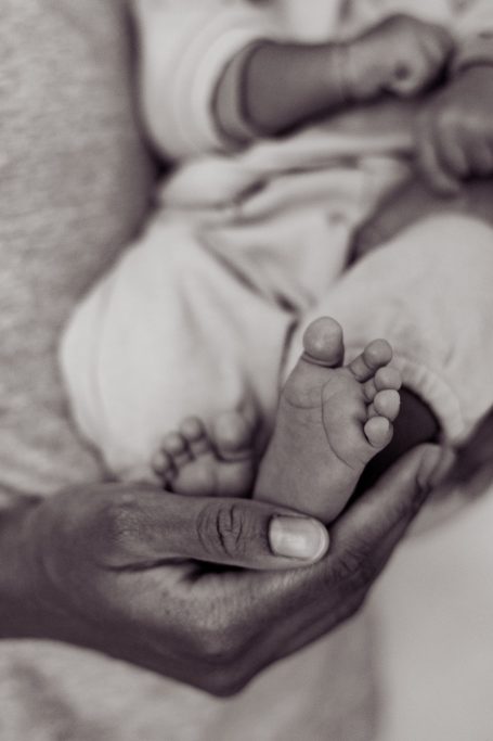 Shooting photo d'une famille joyeuse
Petits pieds immortalisés 2 semaines après la naissance 💕
